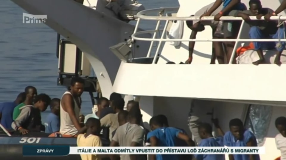 8. 8. 2017 ZPRÁVY: Itálie a Malta odmítly vpustit do přístavu loď záchranářů s migranty